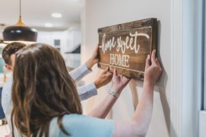 Couple hanging home sweet home sign